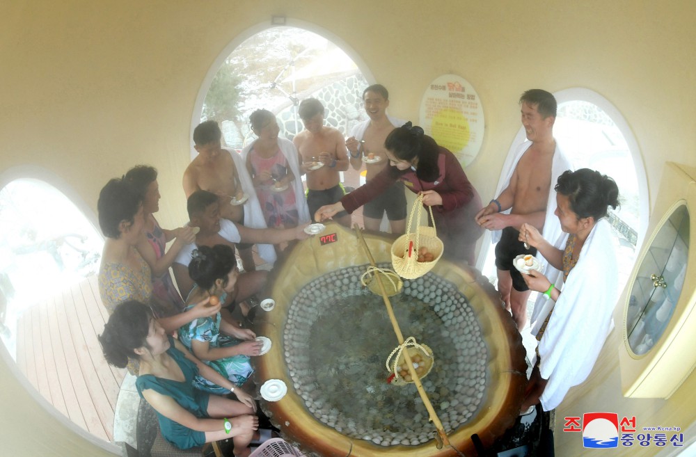 Many People Spend Their Holiday at Yangdok Hot Spring Resort