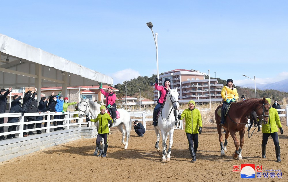 Many People Spend Their Holiday at Yangdok Hot Spring Resort