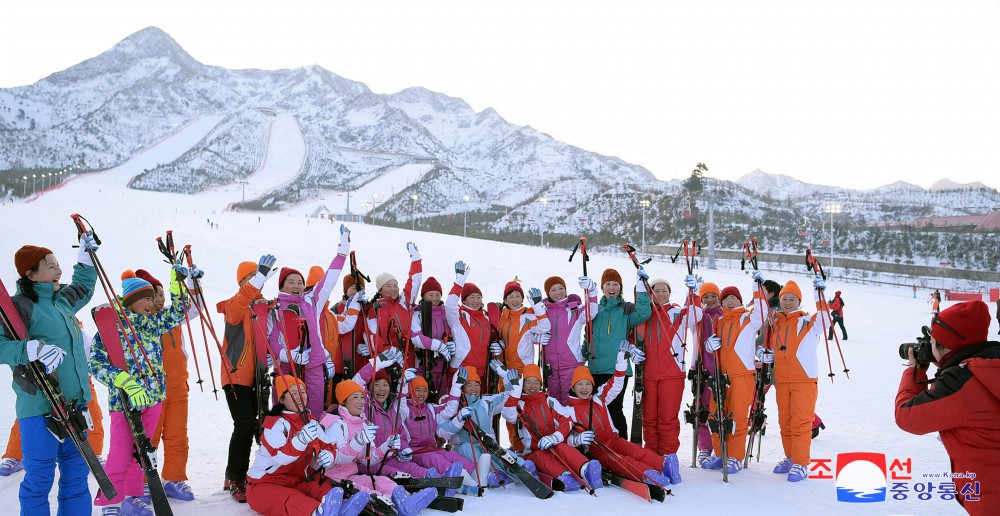 Many People Spend Their Holiday at Yangdok Hot Spring Resort