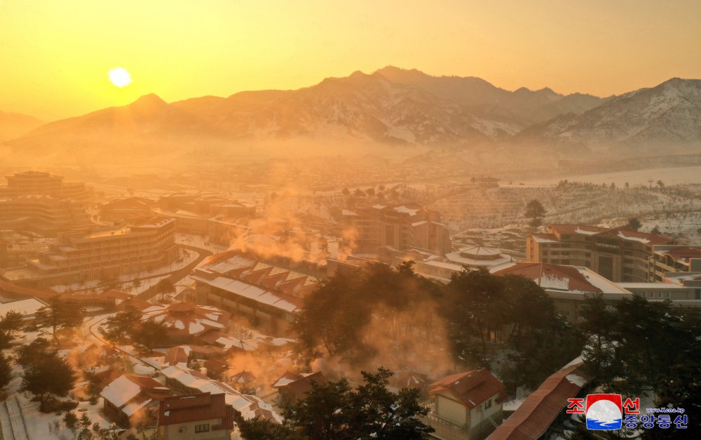 Many People Spend Their Holiday at Yangdok Hot Spring Resort