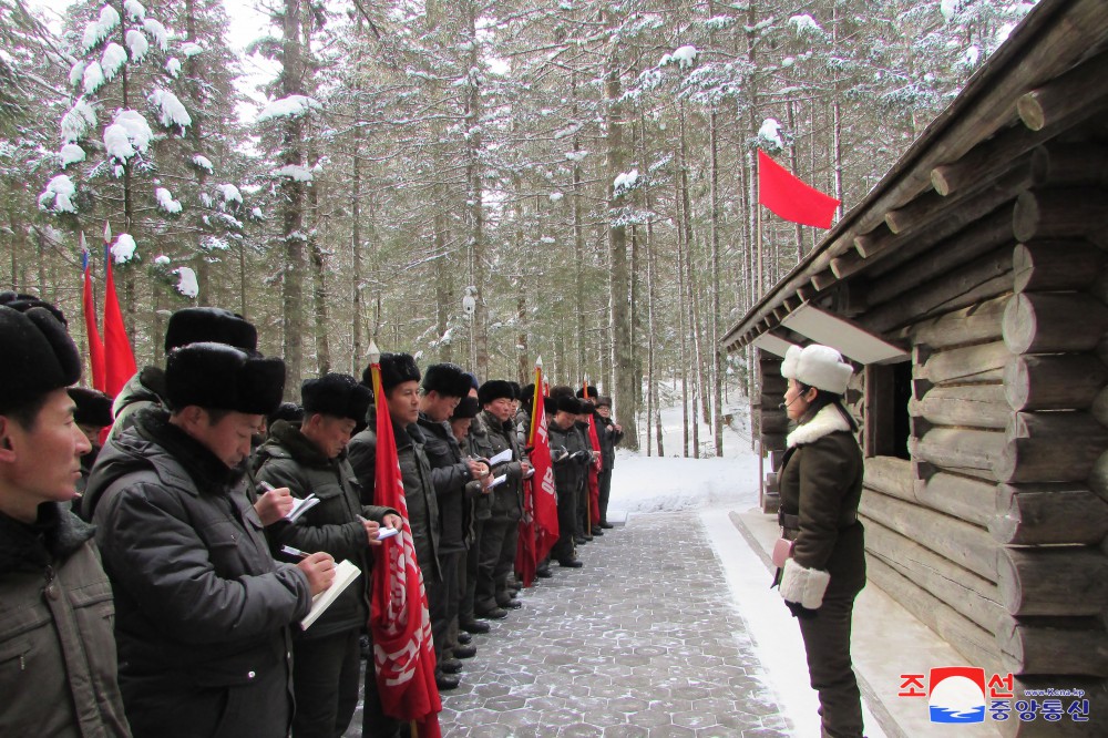 Trade Union Officials Make Study Tour of Mt Paektu Area