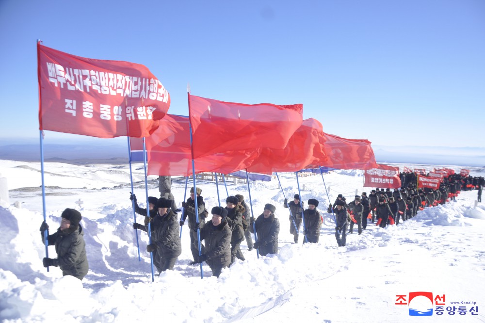 Trade Union Officials Make Study Tour of Mt Paektu Area