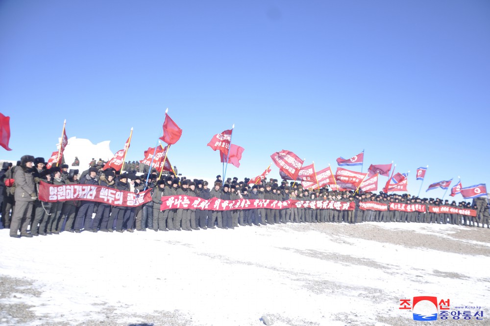 Trade Union Officials Make Study Tour of Mt Paektu Area