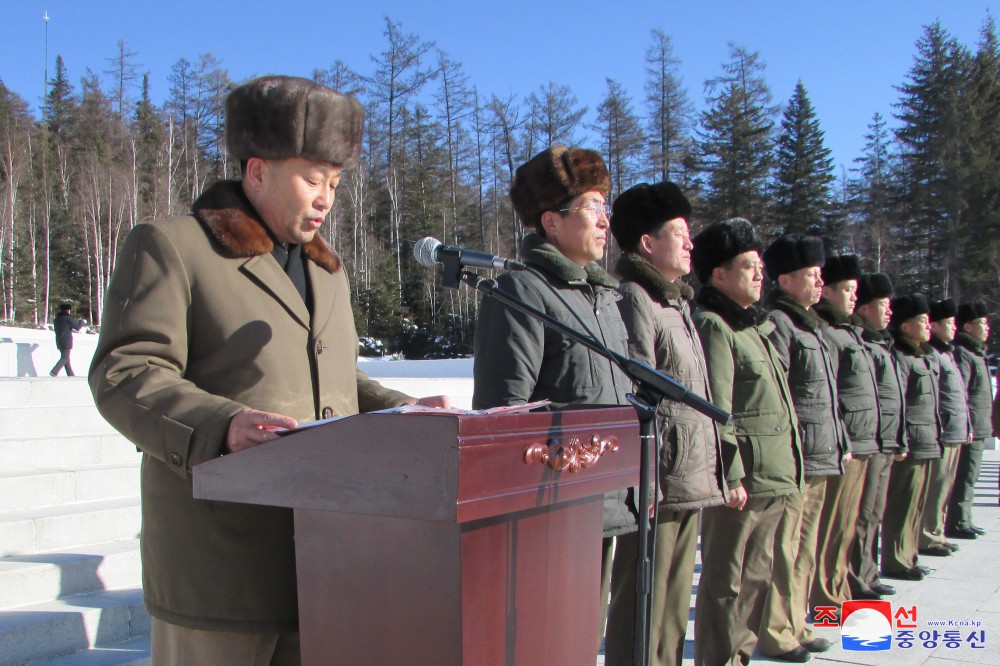 Trade Union Officials Make Study Tour of Mt Paektu Area