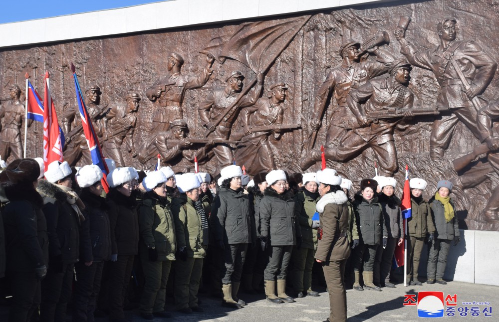 Women's Union Officials Make Study Tour of Revolutionary Battle Sites in Area of Mt Paektu