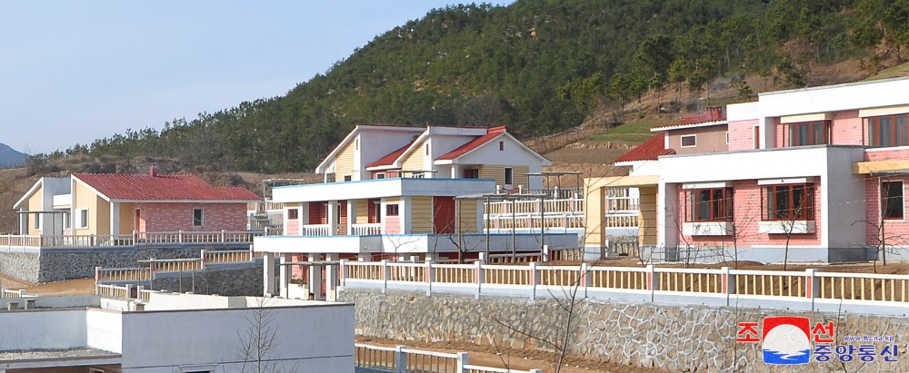 Farmers of Tokam and Taedoksan Farms in DPRK Move into New Houses