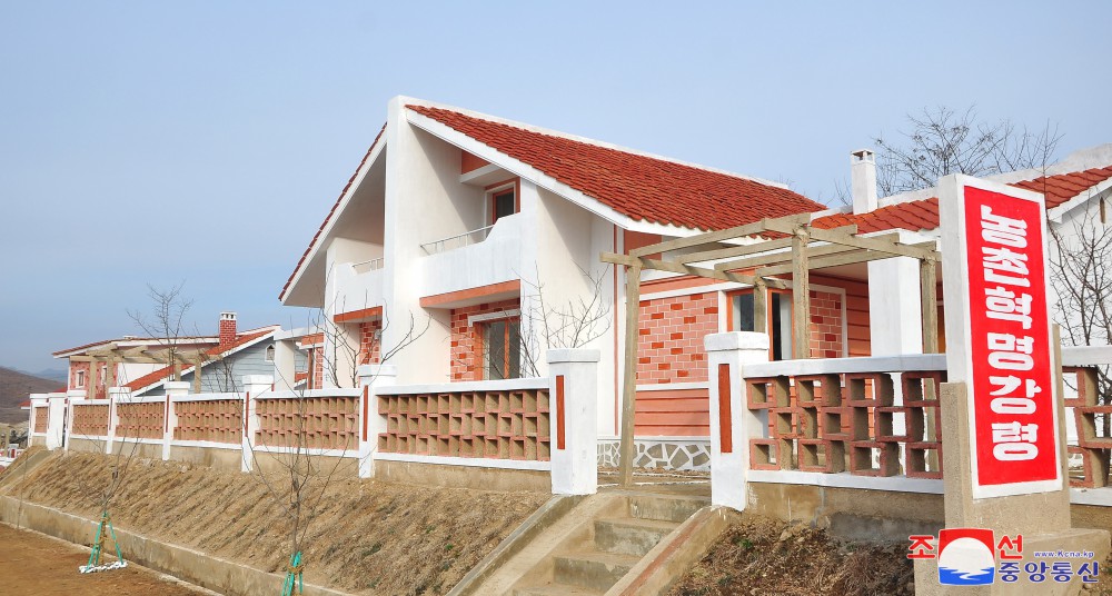 Farmers of Tokam and Taedoksan Farms in DPRK Move into New Houses