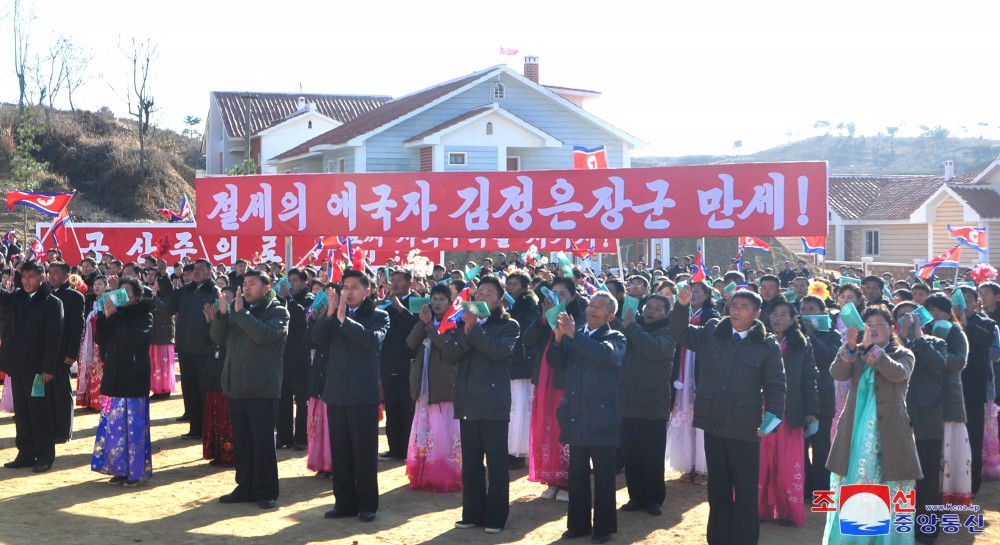 Farmers of Tokam and Taedoksan Farms in DPRK Move into New Houses