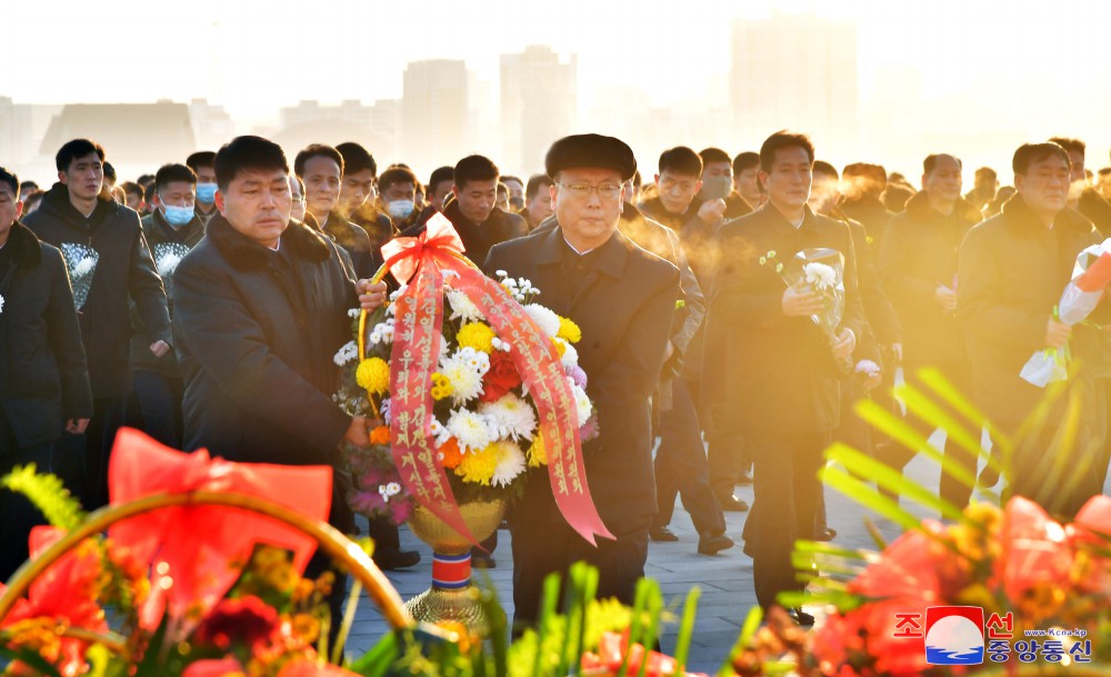 위대한 수령 김일성동지와 위대한 령도자 김정일동지의 동상에 일군들과 근로자들,인민군장병들과 청년학생들 꽃바구니 진정