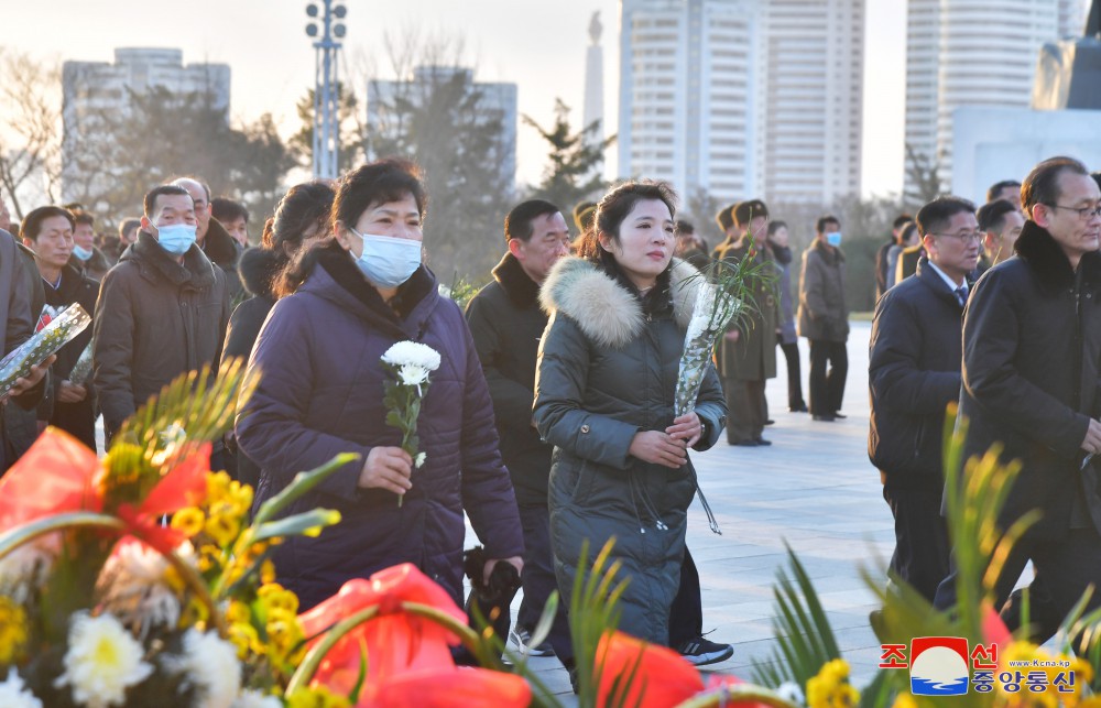 위대한 수령 김일성동지와 위대한 령도자 김정일동지의 동상에 일군들과 근로자들,인민군장병들과 청년학생들 꽃바구니 진정