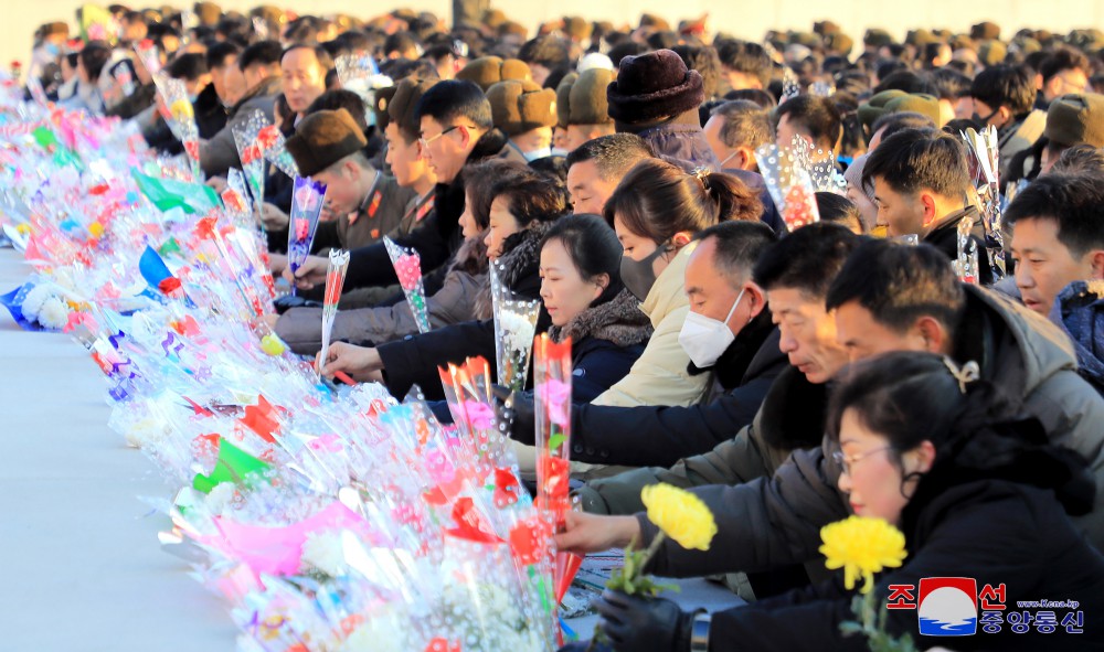 위대한 수령 김일성동지와 위대한 령도자 김정일동지의 동상에 일군들과 근로자들,인민군장병들과 청년학생들 꽃바구니 진정