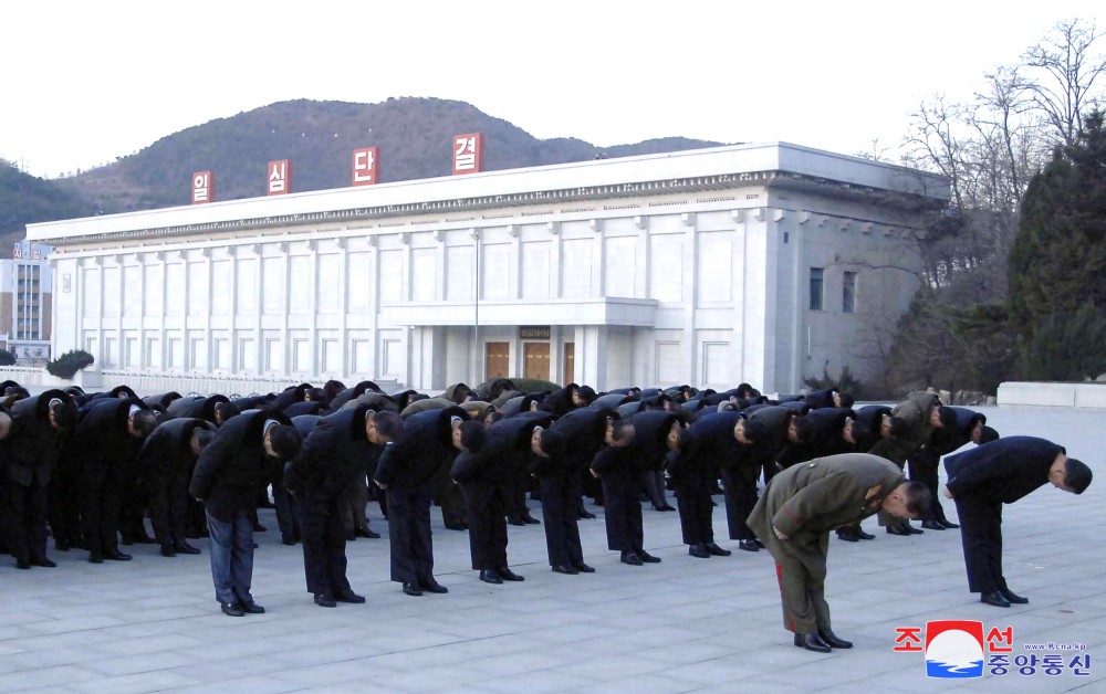 위대한 수령 김일성동지와 위대한 령도자 김정일동지의 동상에 일군들과 근로자들,인민군장병들과 청년학생들 꽃바구니 진정