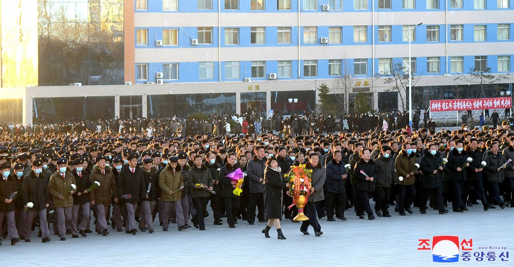 위대한 수령 김일성동지와 위대한 령도자 김정일동지의 동상에 일군들과 근로자들,인민군장병들과 청년학생들 꽃바구니 진정