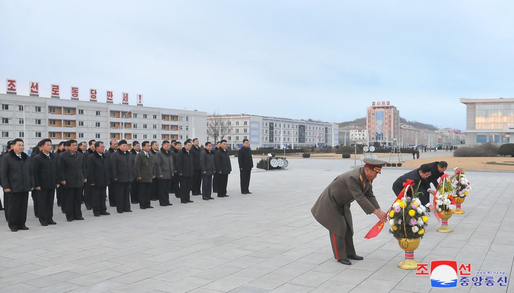 위대한 수령 김일성동지와 위대한 령도자 김정일동지의 동상에 일군들과 근로자들,인민군장병들과 청년학생들 꽃바구니 진정