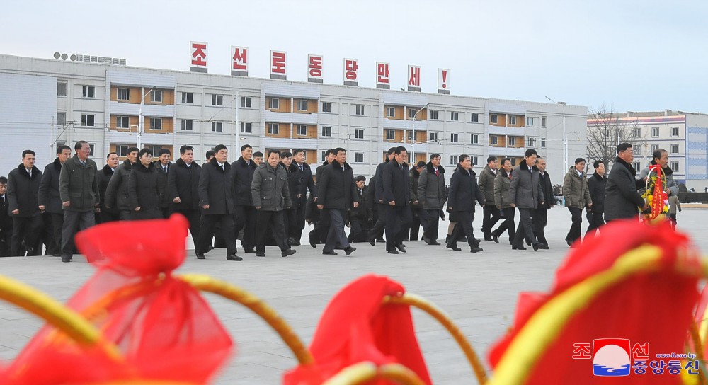 위대한 수령 김일성동지와 위대한 령도자 김정일동지의 동상에 일군들과 근로자들,인민군장병들과 청년학생들 꽃바구니 진정