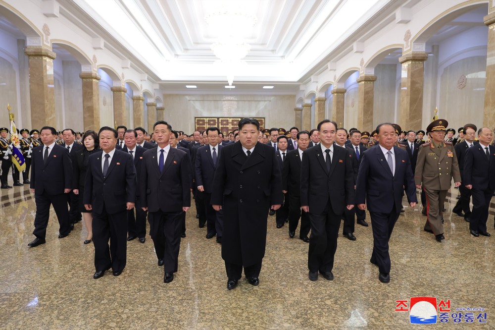 경애하는 김정은동지께서 민족최대의 추모의 날에 즈음하여 금수산태양궁전을 찾으시였다