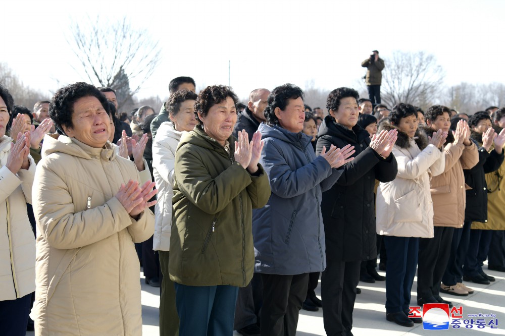 경애하는 김정은동지께 평양체류의 뜻깊은 나날을 보낸 수재민들이 고마움의  편지를 삼가 올리였다