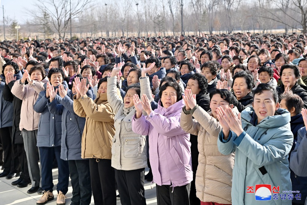 경애하는 김정은동지께 평양체류의 뜻깊은 나날을 보낸 수재민들이 고마움의  편지를 삼가 올리였다