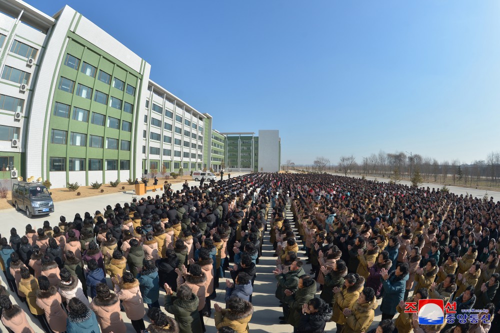 경애하는 김정은동지께 평양체류의 뜻깊은 나날을 보낸 수재민들이 고마움의  편지를 삼가 올리였다