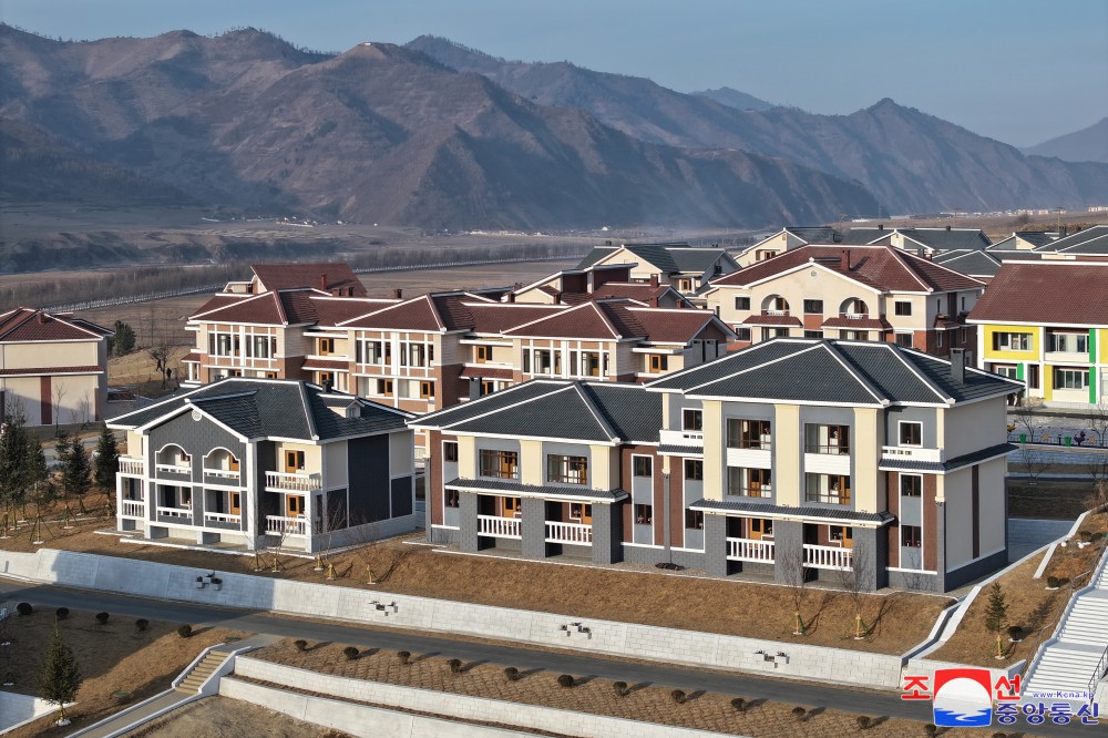 Flood Victims in DPRK Move into New Houses