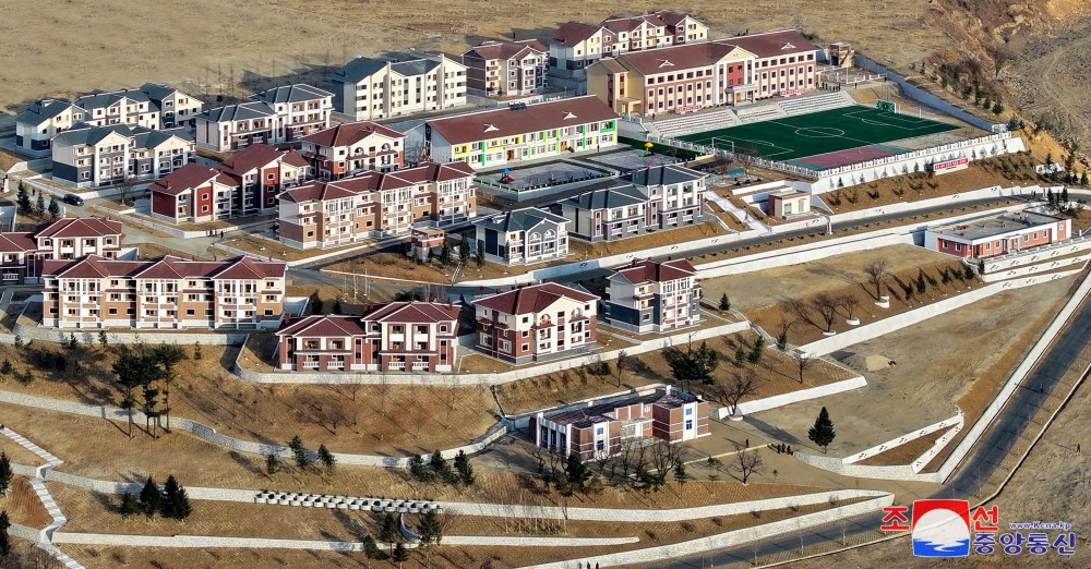 Flood Victims in DPRK Move into New Houses