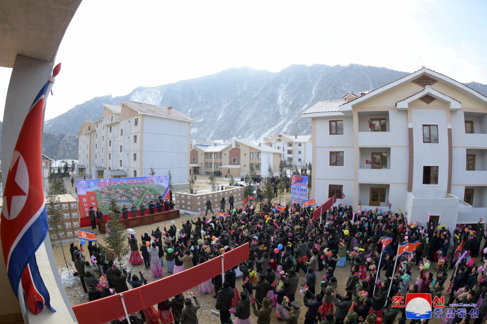 Flood Victims in DPRK Move into New Houses