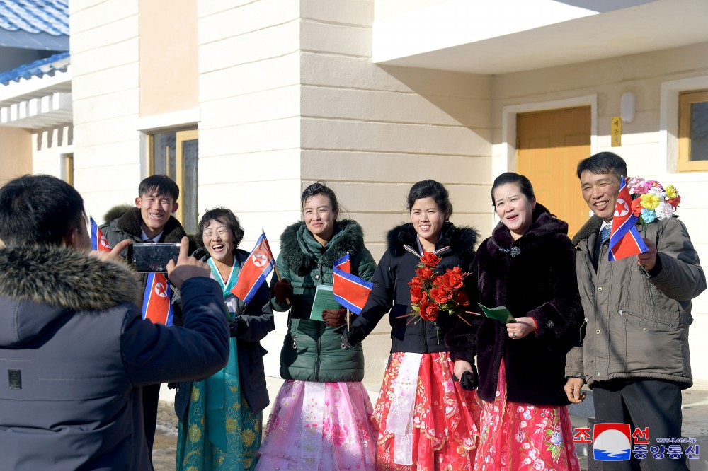 Flood Victims in DPRK Move into New Houses