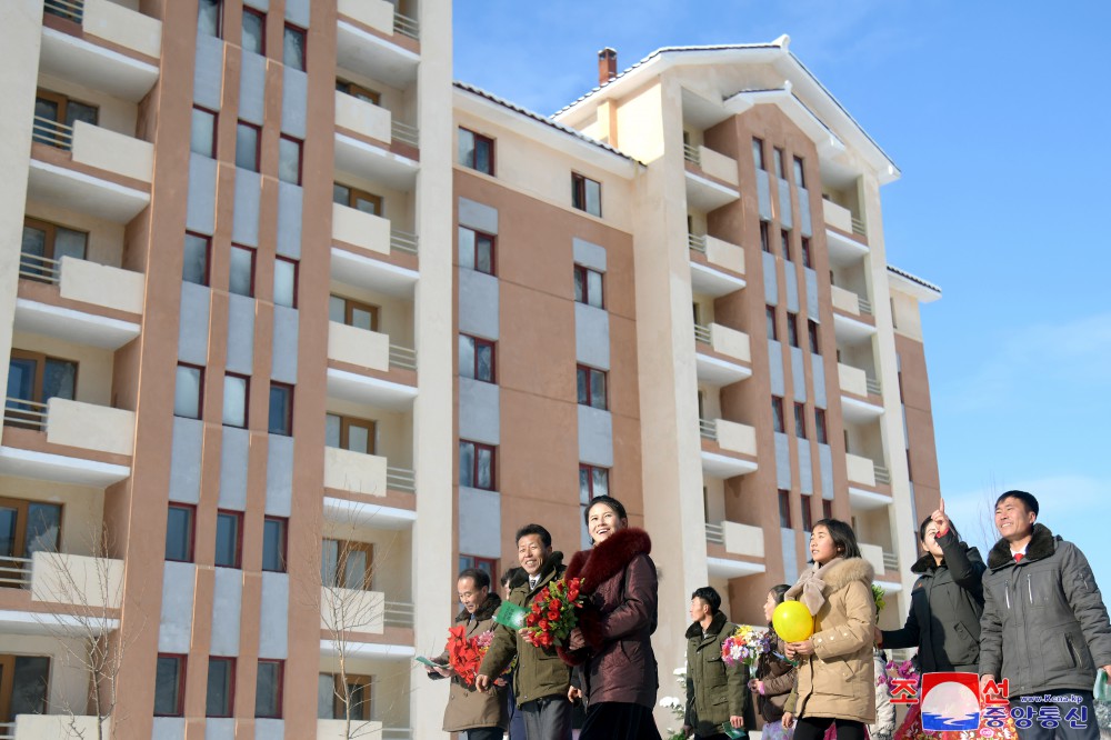 Flood Victims in DPRK Move into New Houses