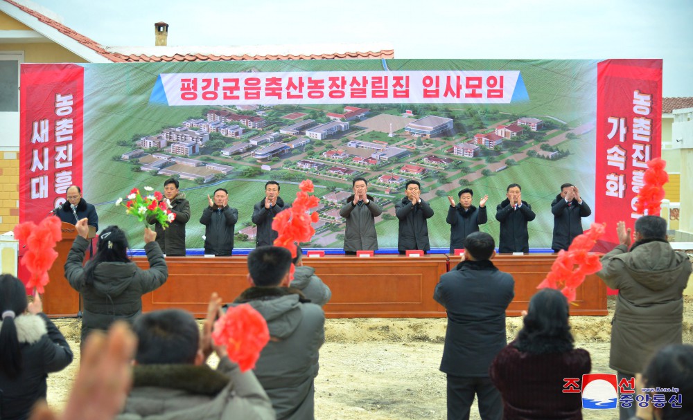 강원도 평강군 읍축산농장과 지암축산농장에서 새집들이 진행