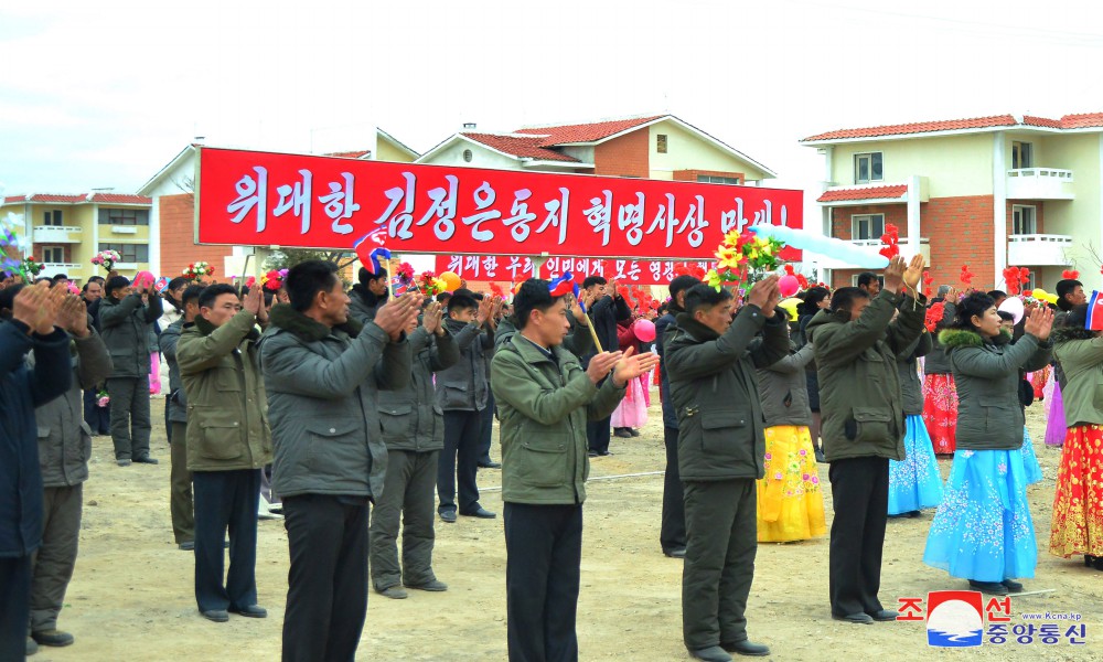 강원도 평강군 읍축산농장과 지암축산농장에서 새집들이 진행