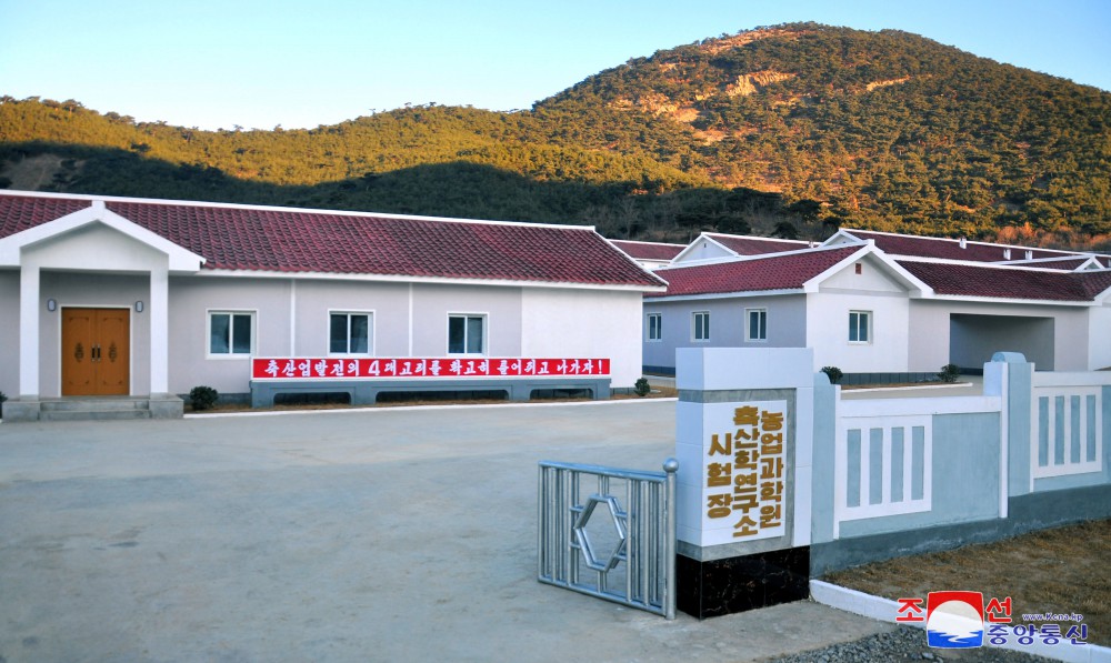 황해북도에서 축산학연구소 시험장과 검은고니분장 새로 완공