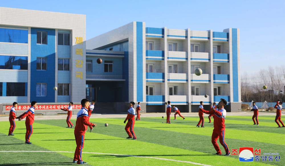 새로 건설된 함경남도축구학교 준공