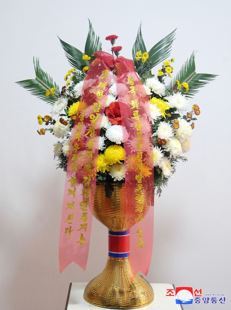 Floral Baskets Sent to Statues of Great Leaders from Abroad