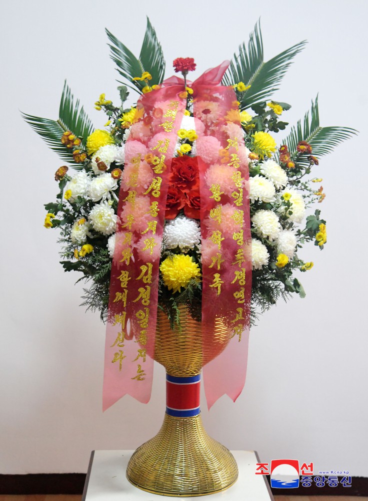 Floral Baskets Sent to Statues of Great Leaders from Abroad