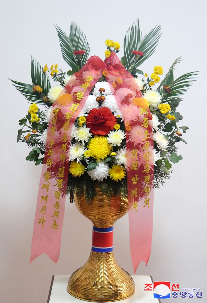 Floral Baskets Sent to Statues of Great Leaders from Abroad