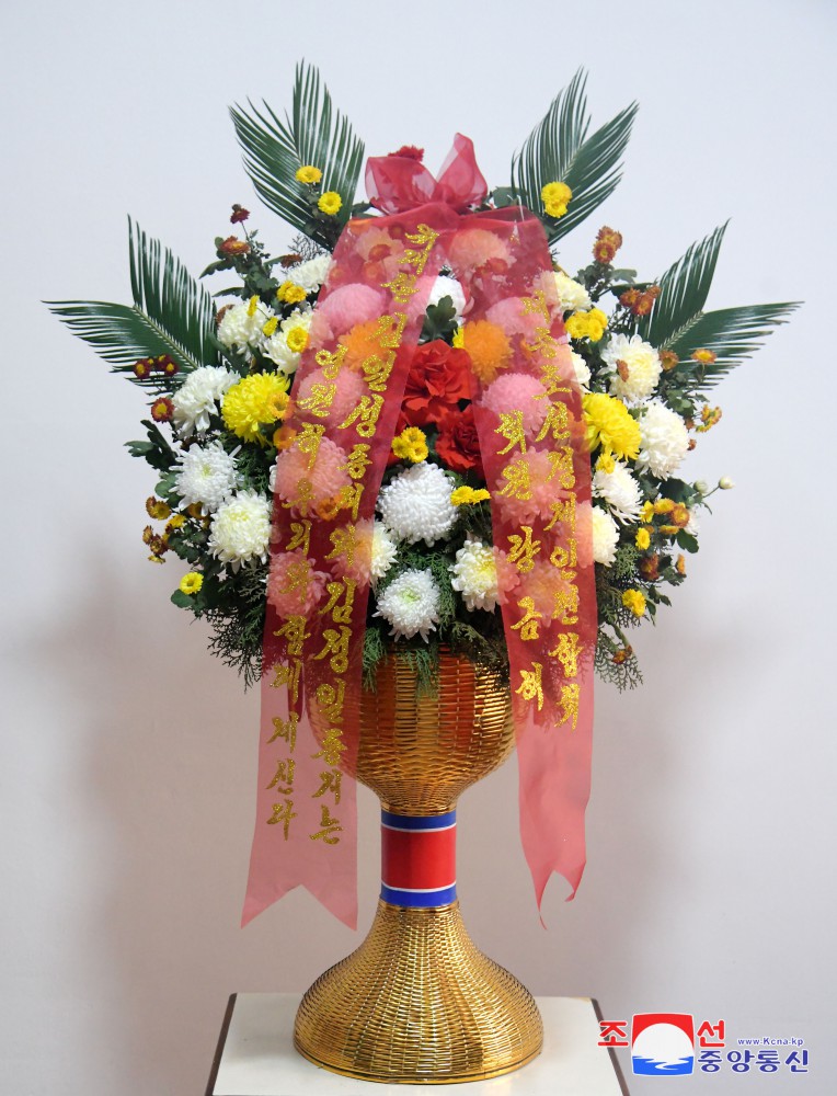 Floral Baskets Sent to Statues of Great Leaders from Abroad