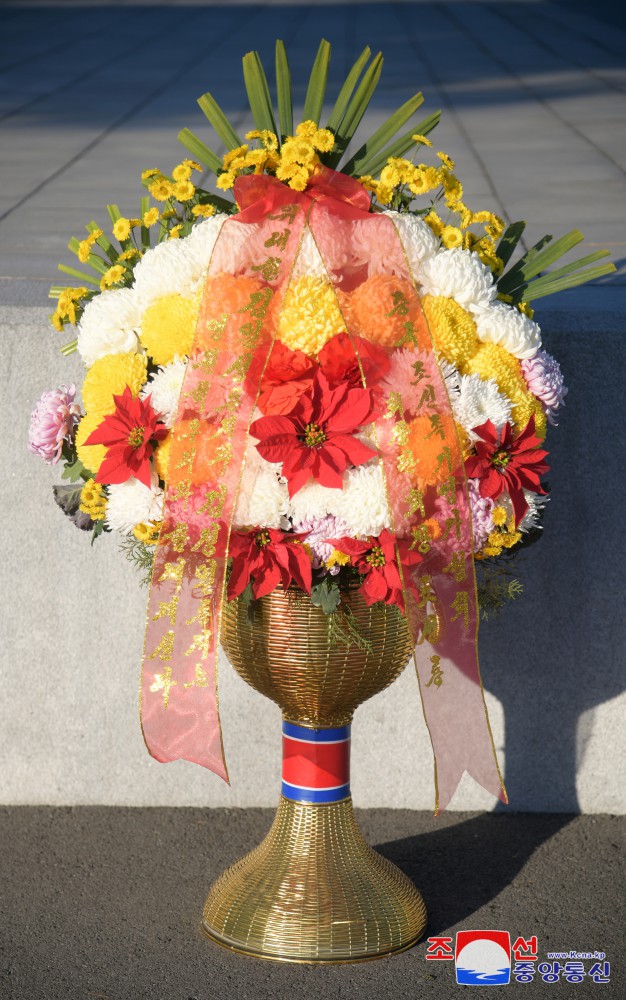 Floral Baskets Sent to Statues of Great Leaders from Abroad