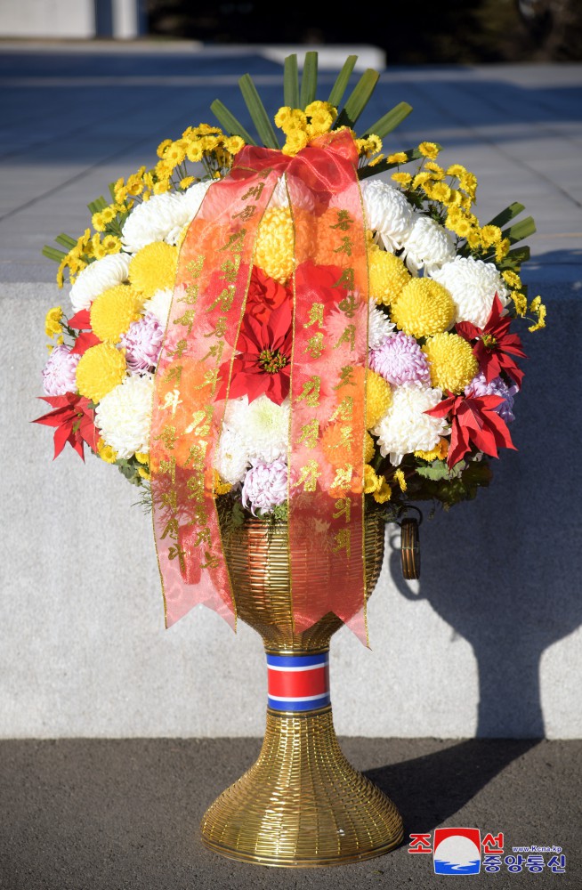 Floral Baskets Sent to Statues of Great Leaders from Abroad