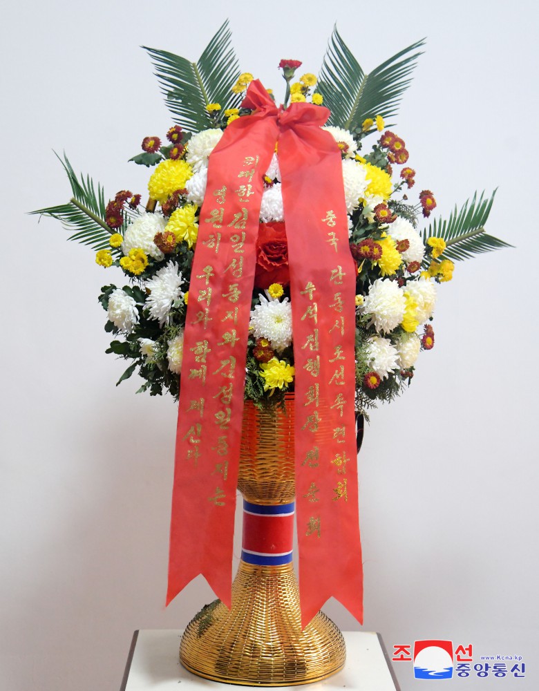 Floral Baskets Sent to Statues of Great Leaders from Abroad