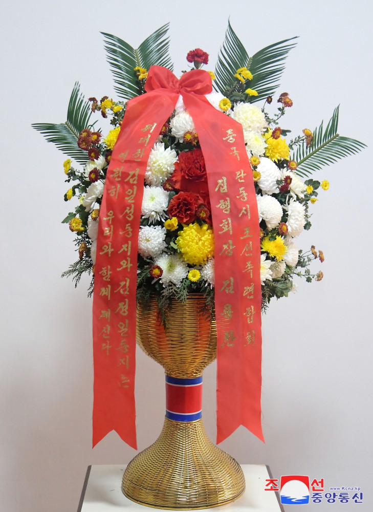 Floral Baskets Sent to Statues of Great Leaders from Abroad