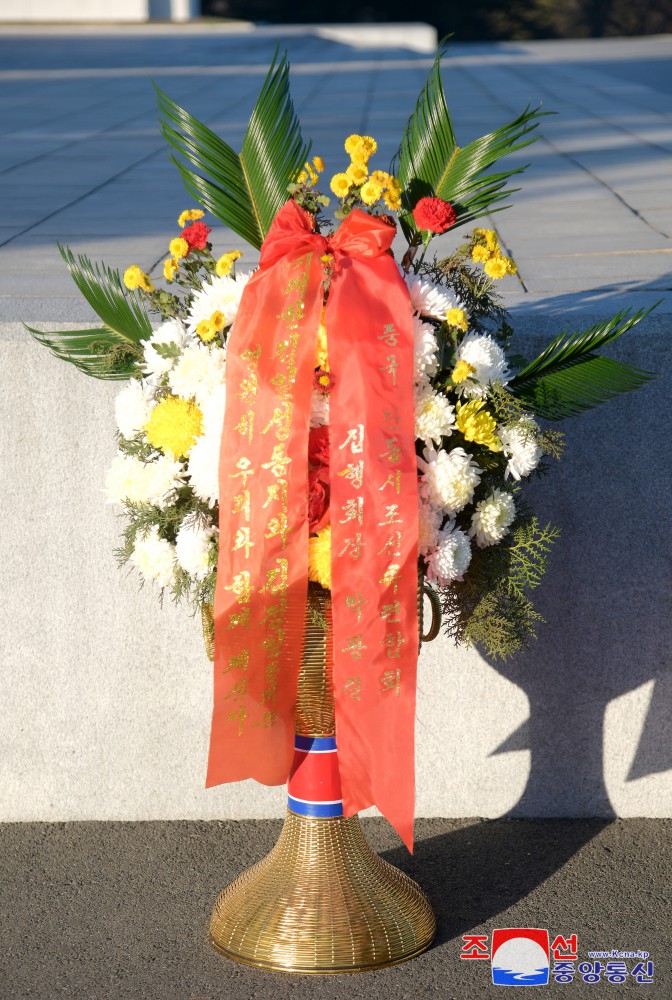 Floral Baskets Sent to Statues of Great Leaders from Abroad