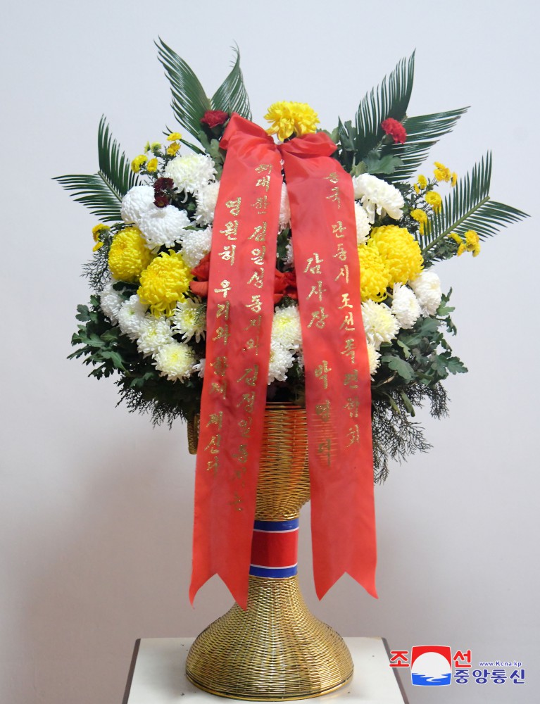 Floral Baskets Sent to Statues of Great Leaders from Abroad