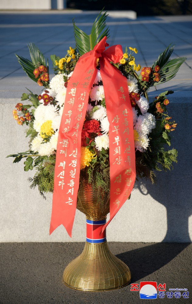 Floral Baskets Sent to Statues of Great Leaders from Abroad