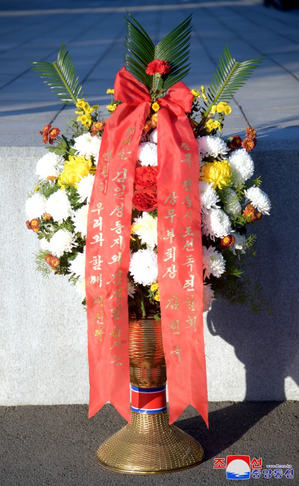 Floral Baskets Sent to Statues of Great Leaders from Abroad