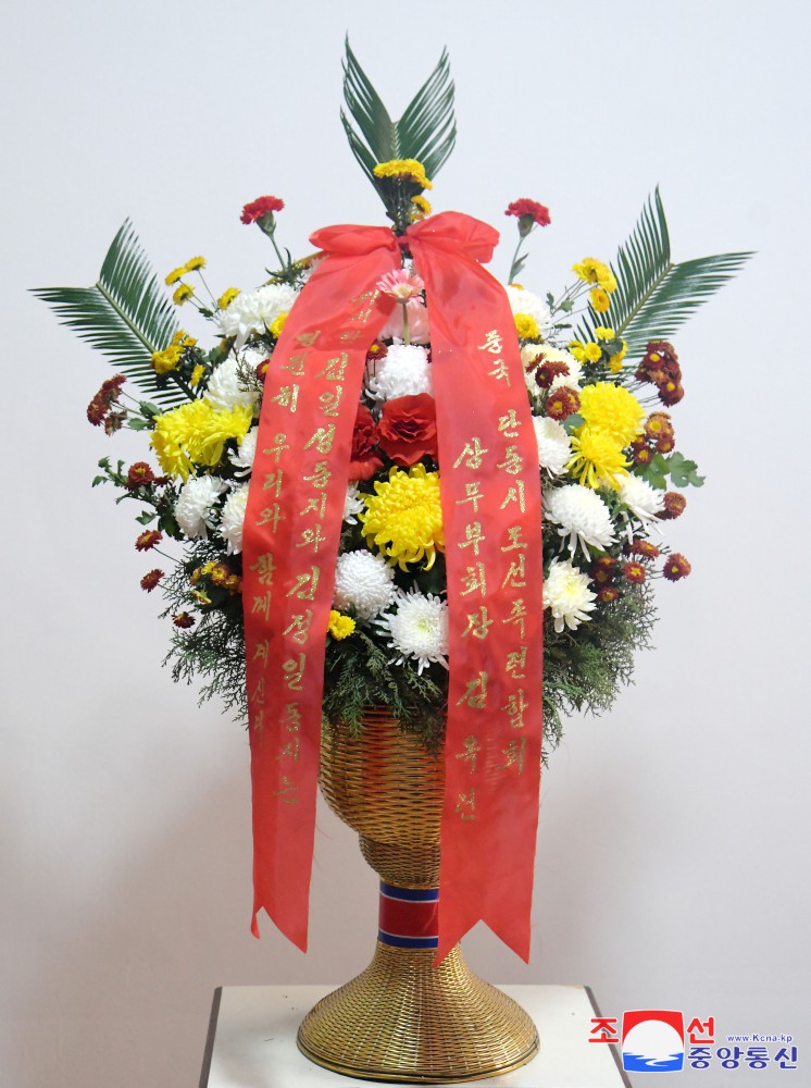 Floral Baskets Sent to Statues of Great Leaders from Abroad