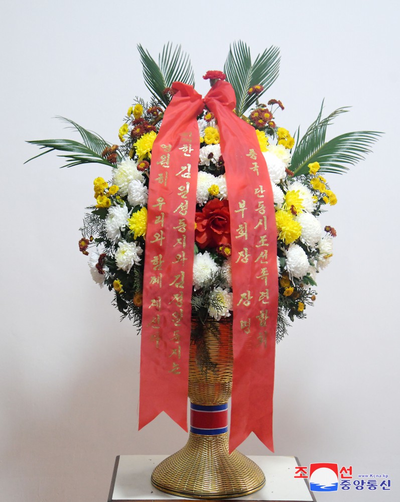 Floral Baskets Sent to Statues of Great Leaders from Abroad