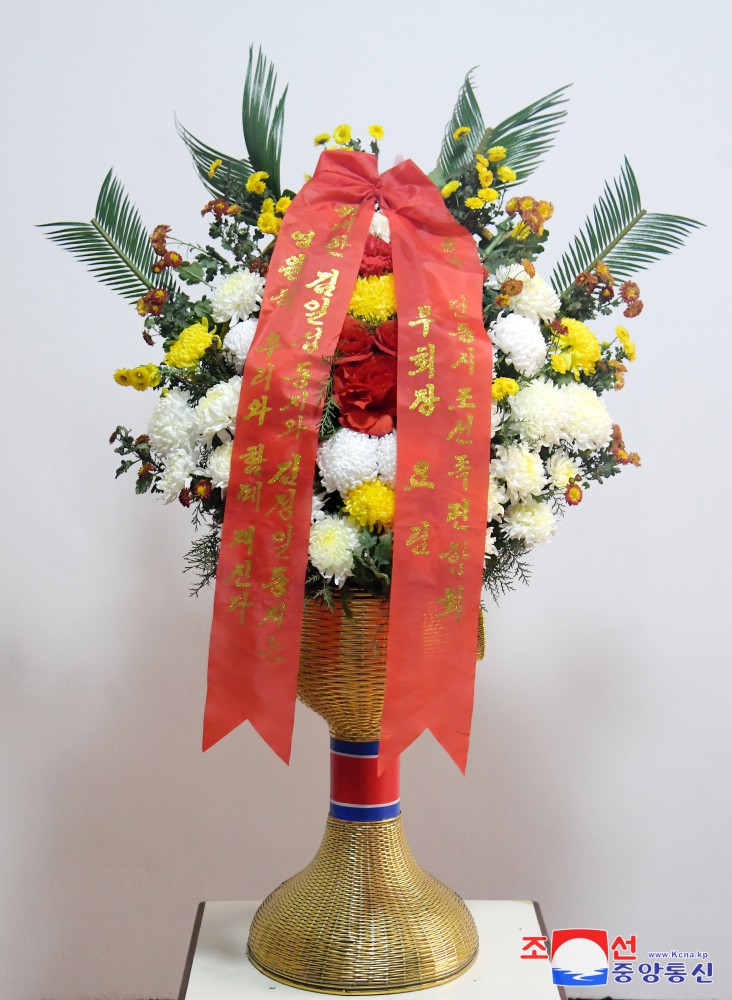 Floral Baskets Sent to Statues of Great Leaders from Abroad