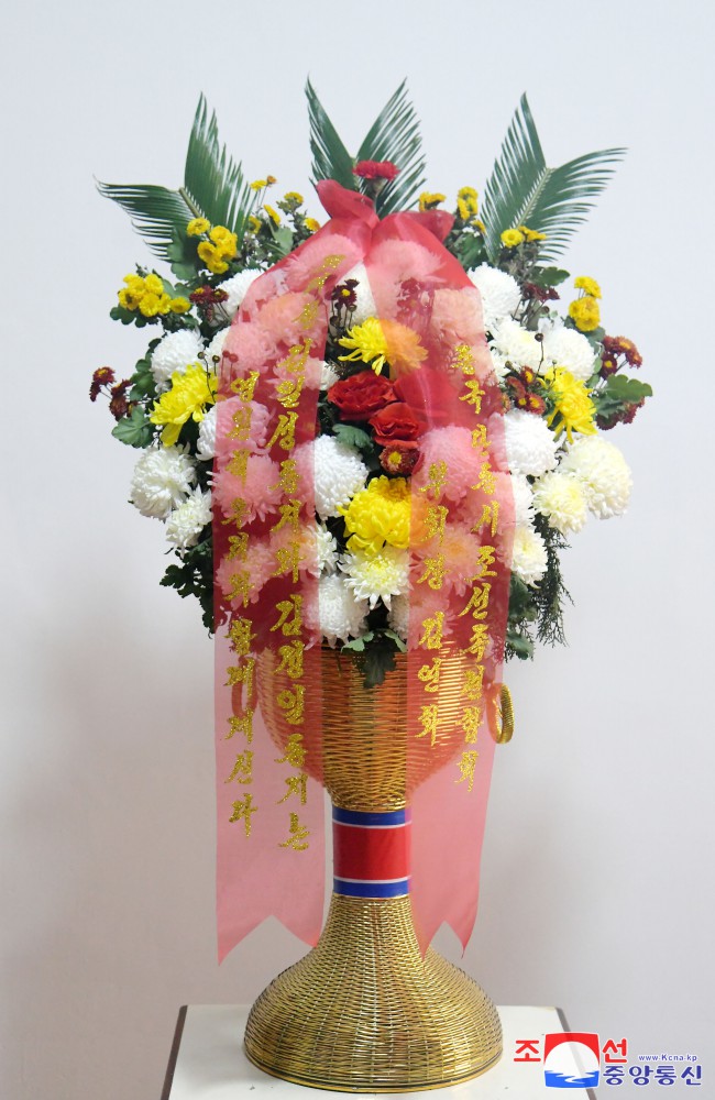 Floral Baskets Sent to Statues of Great Leaders from Abroad