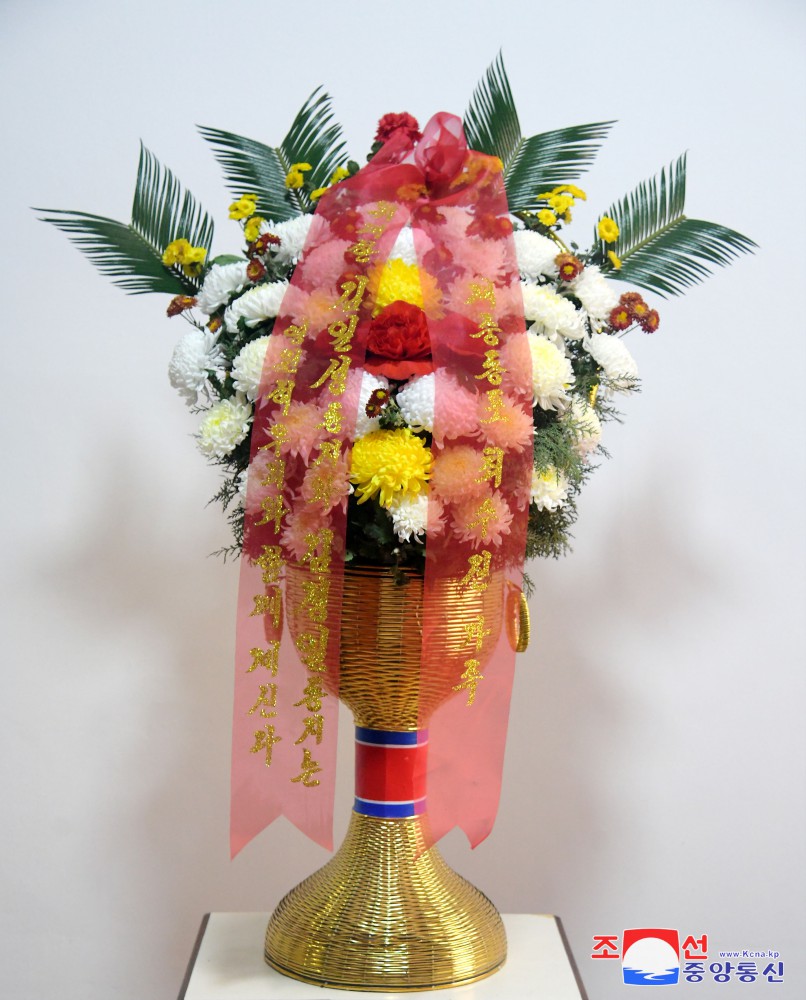 Floral Baskets Sent to Statues of Great Leaders from Abroad