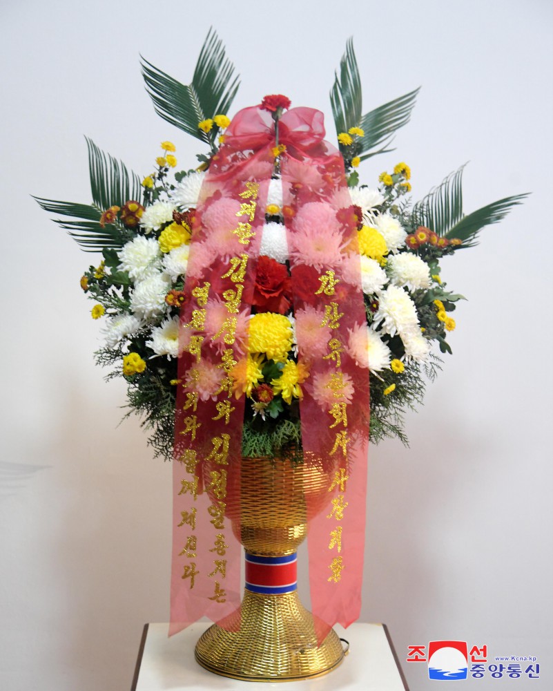 Floral Baskets Sent to Statues of Great Leaders from Abroad